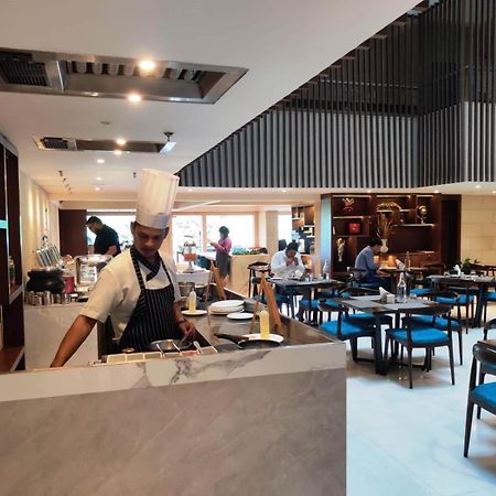 Royal Orchid Golden Suites Poona Buitenkant foto