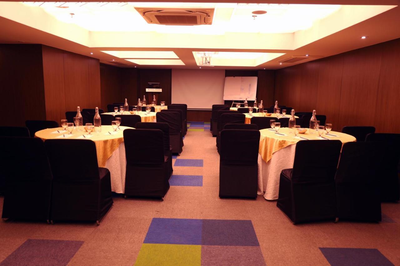 Royal Orchid Golden Suites Poona Buitenkant foto