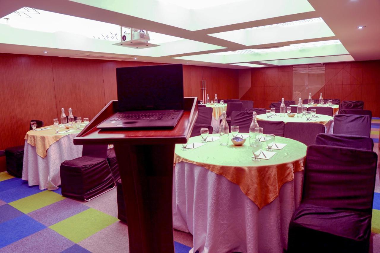 Royal Orchid Golden Suites Poona Buitenkant foto