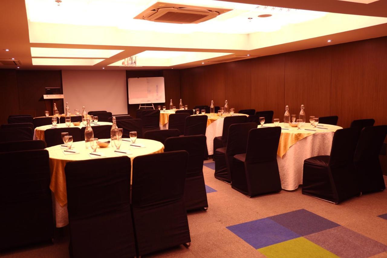 Royal Orchid Golden Suites Poona Buitenkant foto