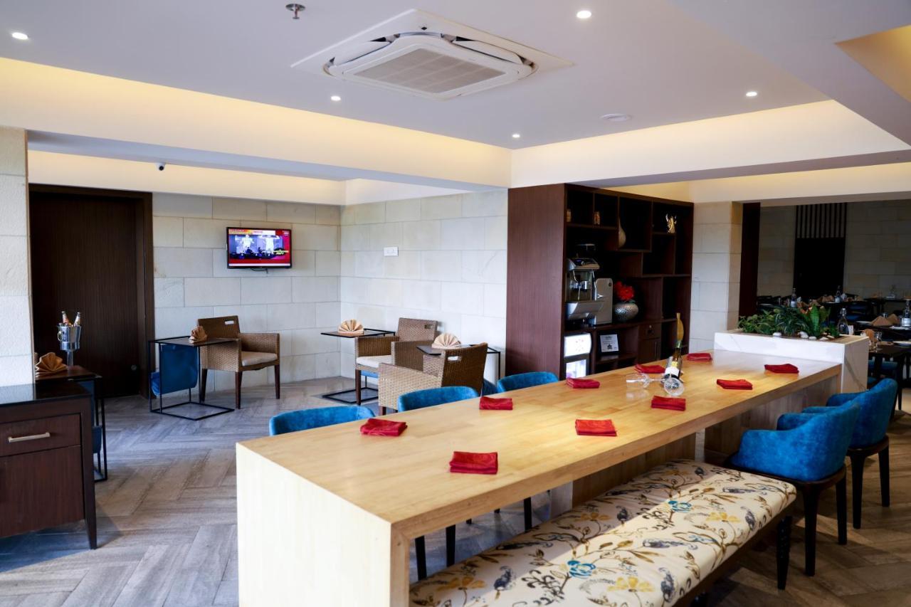 Royal Orchid Golden Suites Poona Buitenkant foto