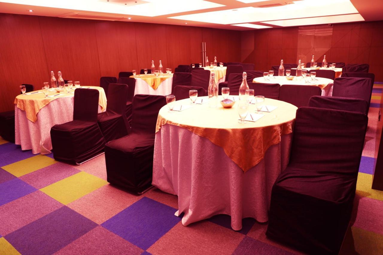 Royal Orchid Golden Suites Poona Buitenkant foto