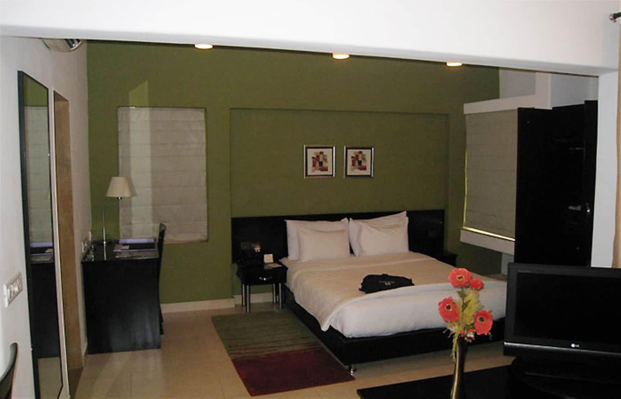 Royal Orchid Golden Suites Poona Buitenkant foto