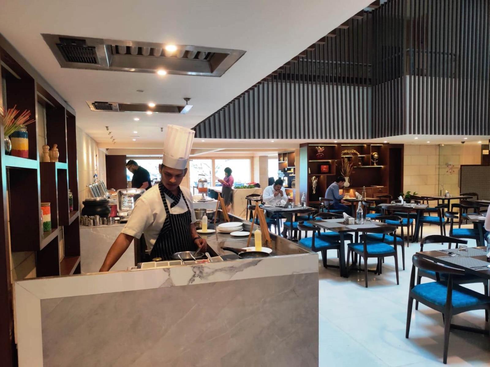 Royal Orchid Golden Suites Poona Buitenkant foto