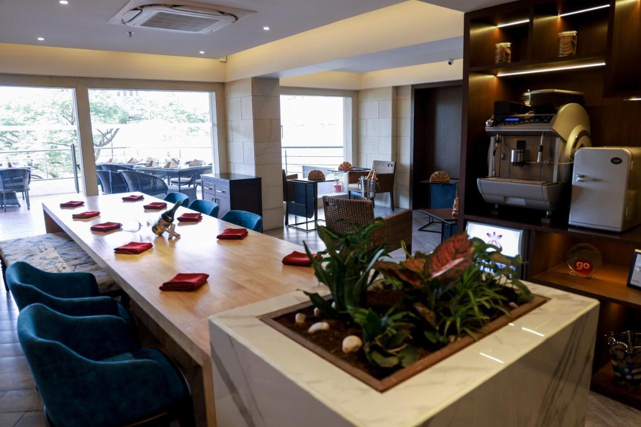Royal Orchid Golden Suites Poona Buitenkant foto